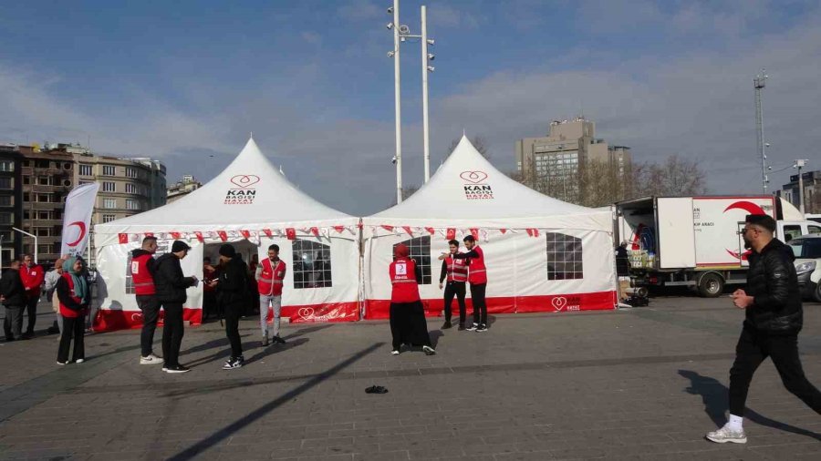 Kızılay Depremzedeler İçin Taksim Meydanı’nda Kan Bağışı Kampanyası Başlattı