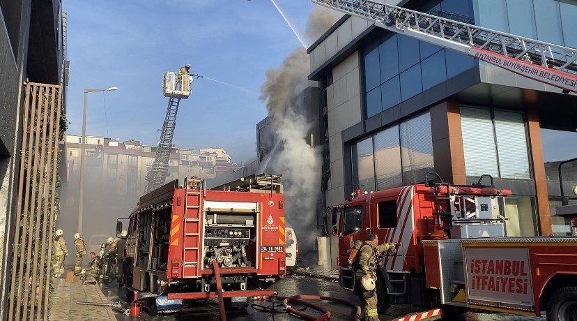 Sultangazi’de Avize Deposu Alev Alev Yandı