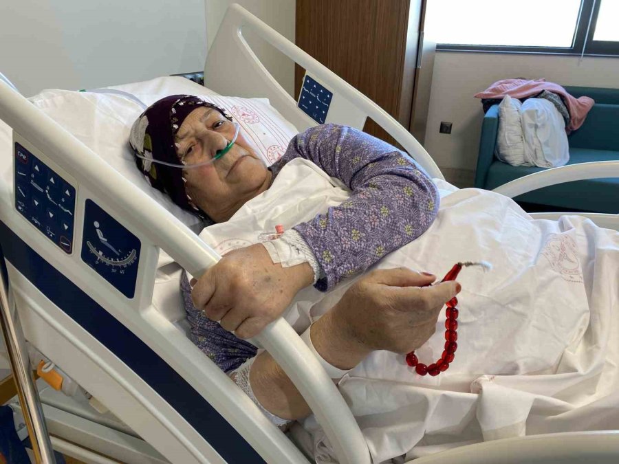 Hasar Alan Evinden Sadece, 20 Yıl Önce Kaybettiği Eşinin Tespihini Alabildi