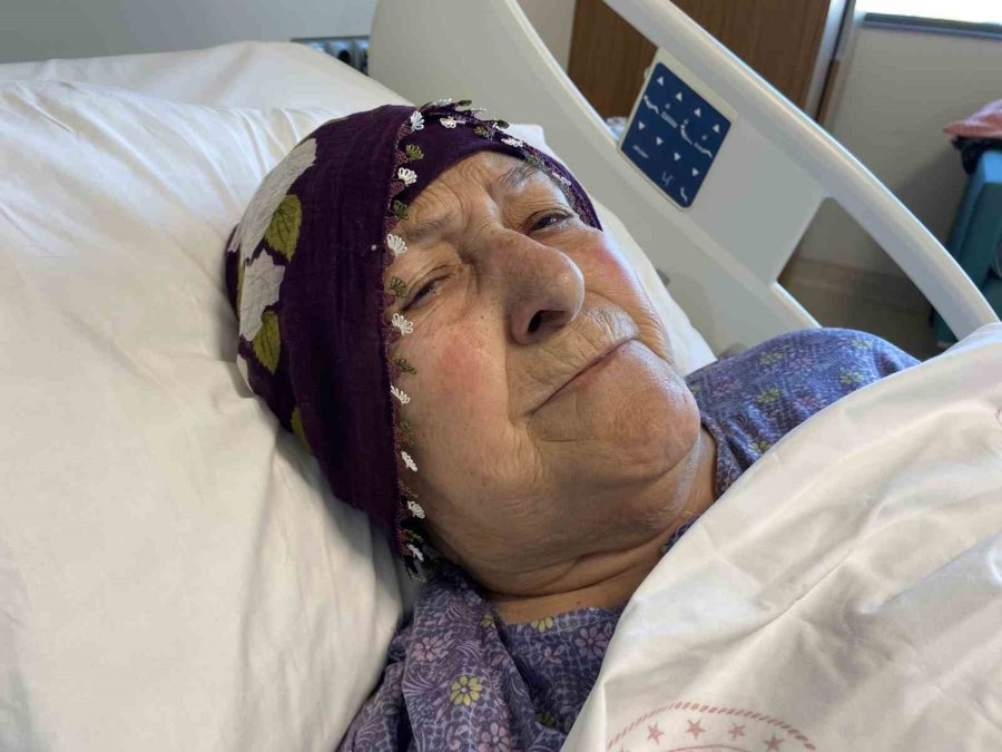 Hasar Alan Evinden Sadece, 20 Yıl Önce Kaybettiği Eşinin Tespihini Alabildi