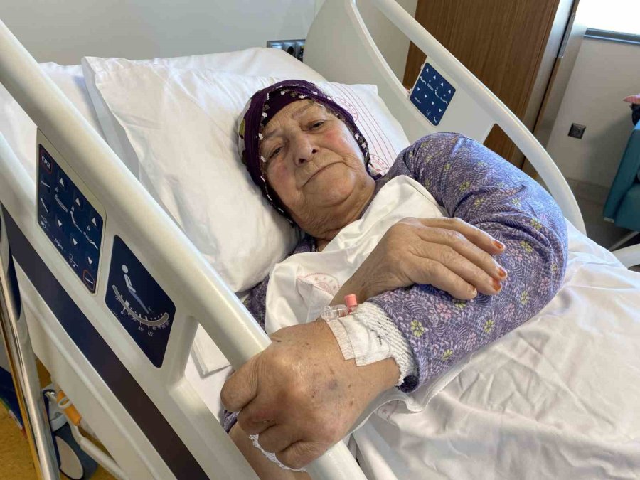 Hasar Alan Evinden Sadece, 20 Yıl Önce Kaybettiği Eşinin Tespihini Alabildi