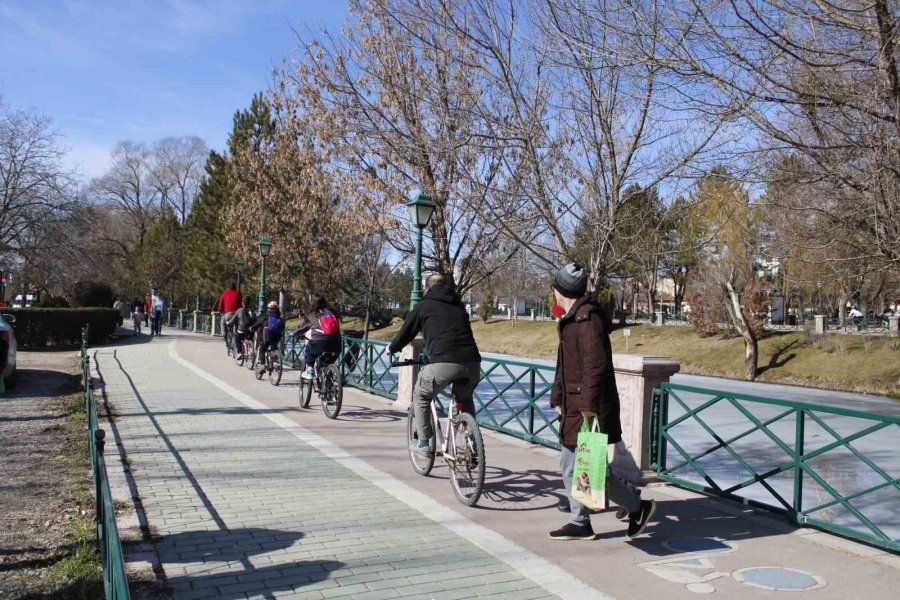 Porsuk Çayı’nın Buzu 13 Derecede Bile Çözülmedi
