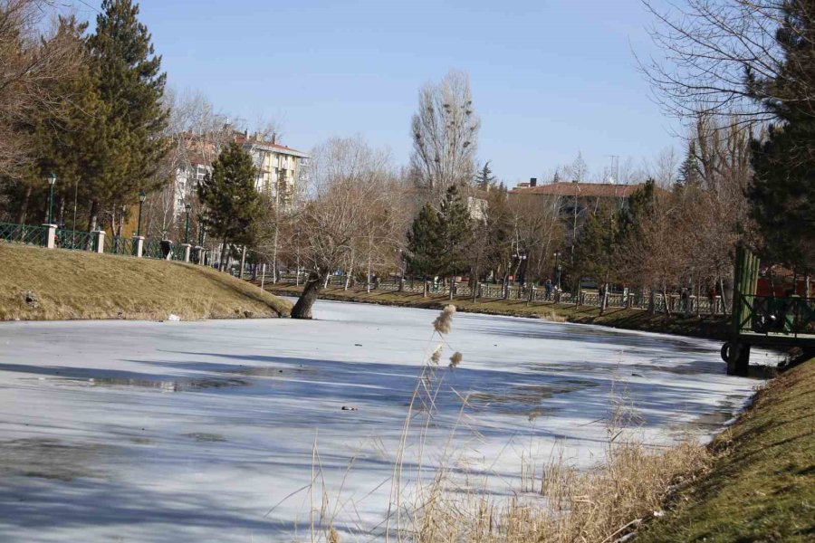 Porsuk Çayı’nın Buzu 13 Derecede Bile Çözülmedi