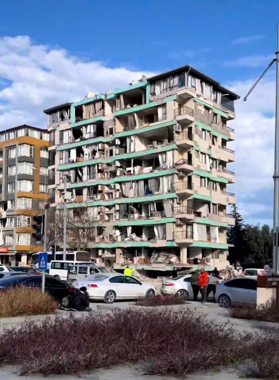 Enkazdan Çıktıktan Sonra Gördüğü Dayanışmayı Gözyaşları İçinde Anlattı