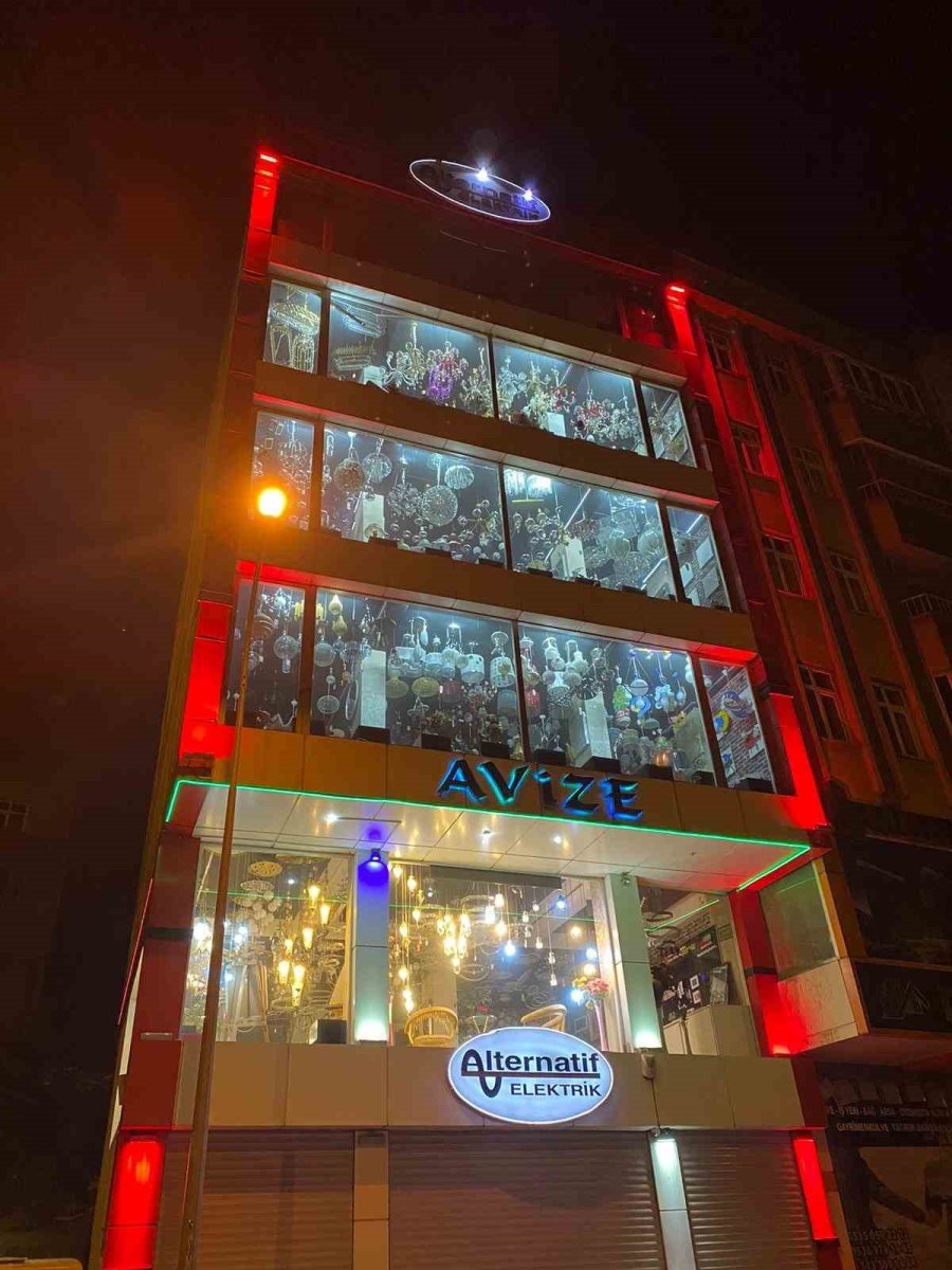 Kahramanmaraş’ta 4 Katlı Avize Dükkanı Depremde Sağlam Kalmayı Başardı