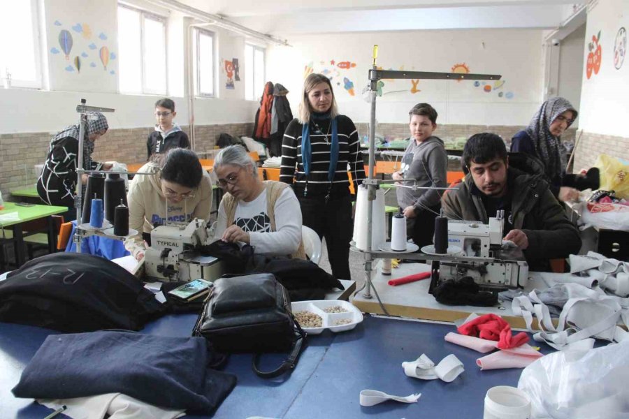 Konfeksiyon Atölyesine Çevrilen Okul Kantininde Depremzedelere Kıyafet Diktiler