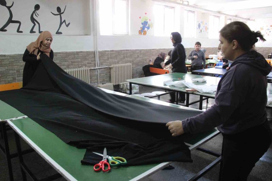 Konfeksiyon Atölyesine Çevrilen Okul Kantininde Depremzedelere Kıyafet Diktiler
