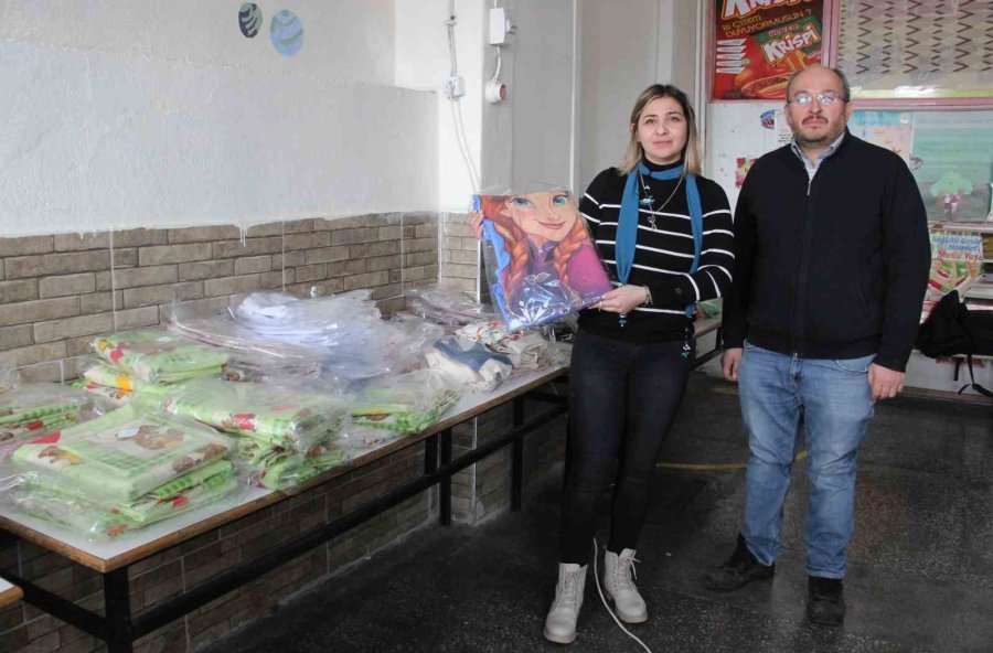 Konfeksiyon Atölyesine Çevrilen Okul Kantininde Depremzedelere Kıyafet Diktiler