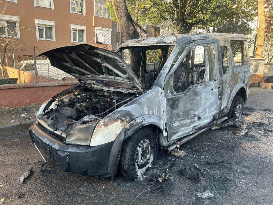 Kartal’da Hafif Ticari Araç Alev Alev Yandı