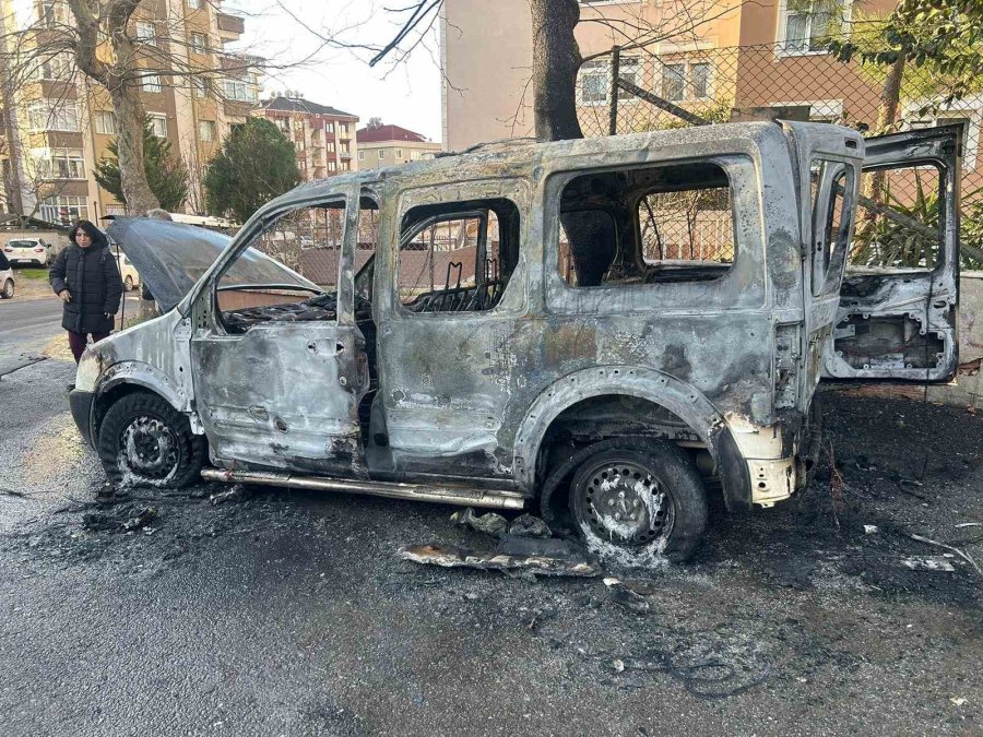 Kartal’da Hafif Ticari Araç Alev Alev Yandı