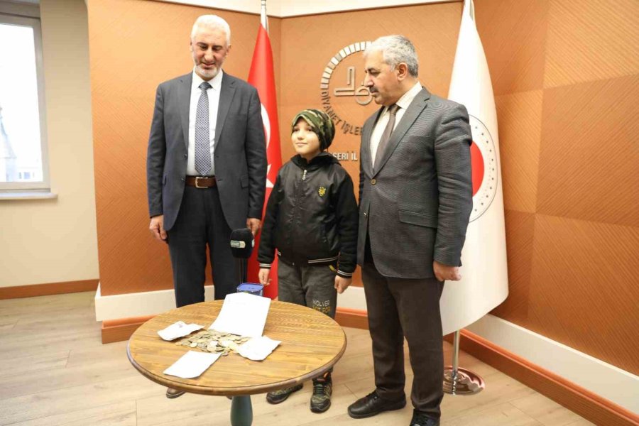 Bilgisayar Almak İçin Biriktirdiği Parasını Depremzedelere Gönderdi