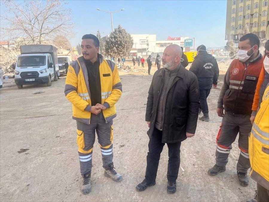 Başkan Çolakbayrakdar, Deprem Bölgesindeki Çalışmaları Kontrol Etti