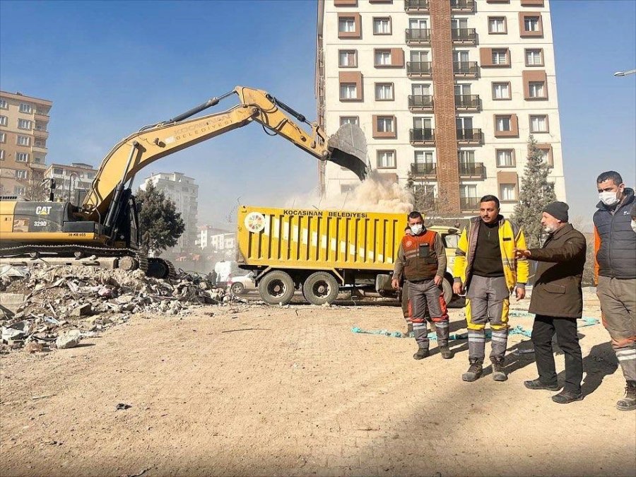 Başkan Çolakbayrakdar, Deprem Bölgesindeki Çalışmaları Kontrol Etti