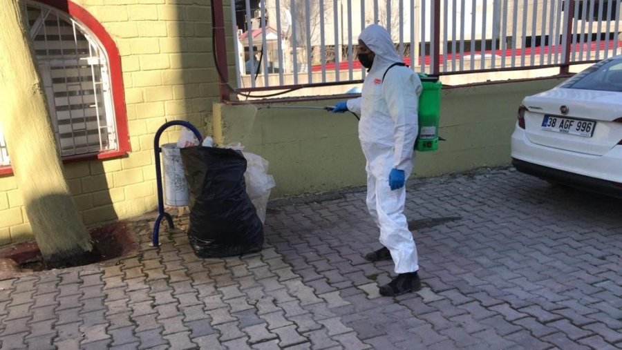 Melikgazi Belediyesi, Salgın Hastalıklara Karşı Afet Bölgesinde Dezenfekte Ve İlaçlama Çalışması Yaptı