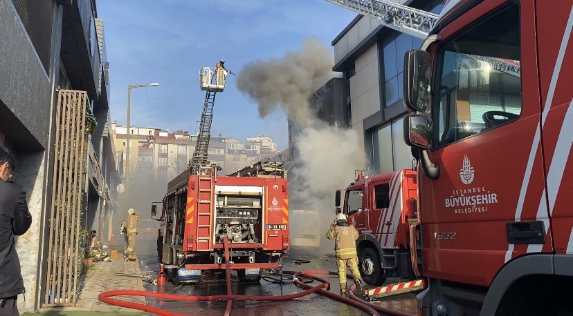 Sultangazi’de Avize Deposu Alev Alev Yandı