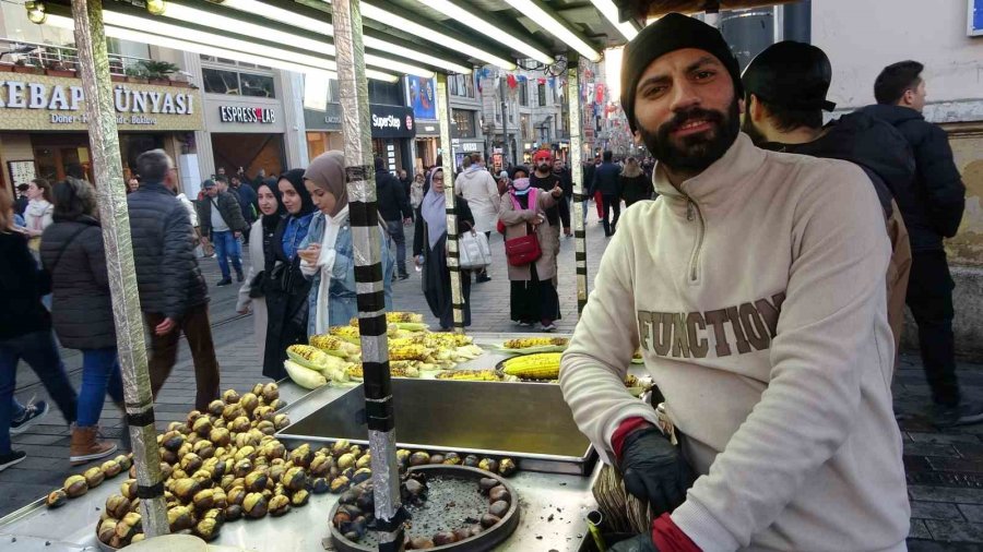 İstanbul’da Güneşli Havayı Fırsat Bilen Vatandaşlar İstiklal Caddesi’ne Akın Etti