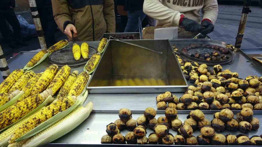 İstanbul’da Güneşli Havayı Fırsat Bilen Vatandaşlar İstiklal Caddesi’ne Akın Etti