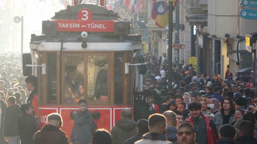 İstanbul’da Güneşli Havayı Fırsat Bilen Vatandaşlar İstiklal Caddesi’ne Akın Etti
