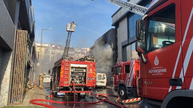 Sultangazi’de Avize Deposu Alev Alev Yandı
