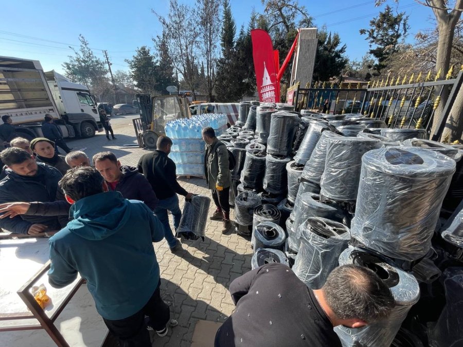 Beyoğlu Belediyesi Depremzedelere Bin Soba Ve İki Tır Yakacak Odun Dağıttı