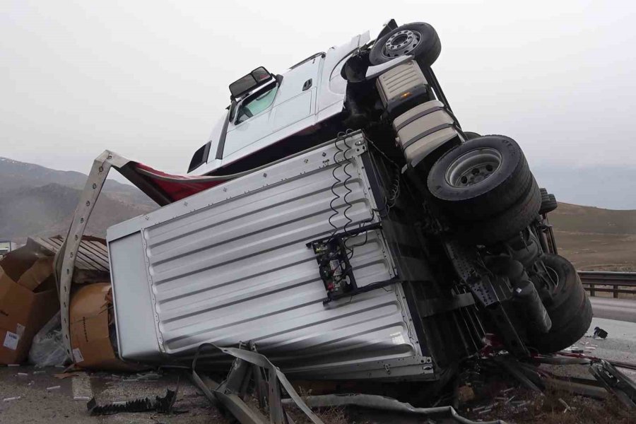 Metrelerce Sürüklenen Tır Bariyerleri Biçti: 1 Yaralı