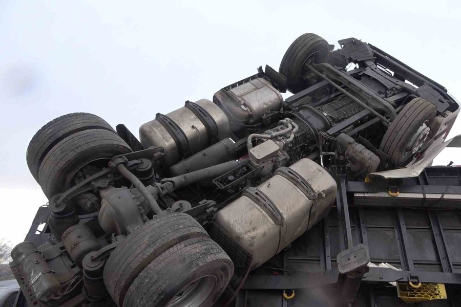 Metrelerce Sürüklenen Tır Bariyerleri Biçti: 1 Yaralı