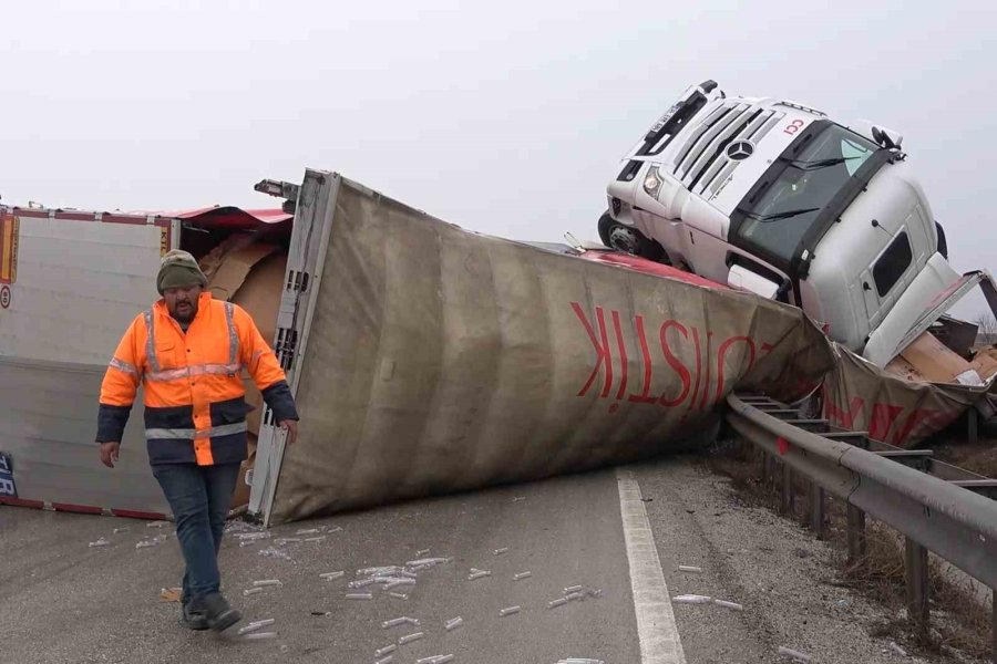 Metrelerce Sürüklenen Tır Bariyerleri Biçti: 1 Yaralı