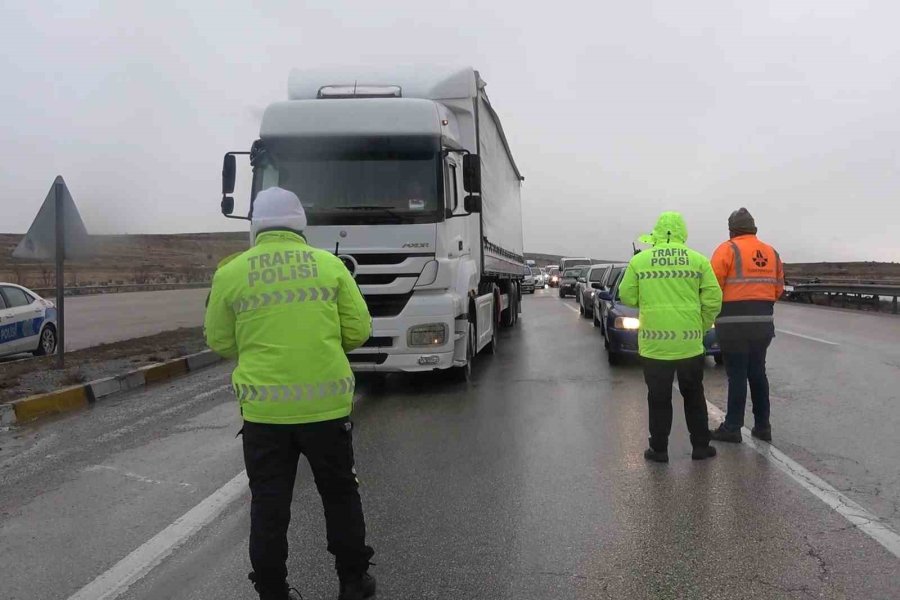 Metrelerce Sürüklenen Tır Bariyerleri Biçti: 1 Yaralı