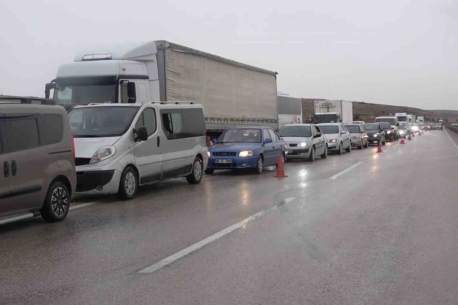 Metrelerce Sürüklenen Tır Bariyerleri Biçti: 1 Yaralı