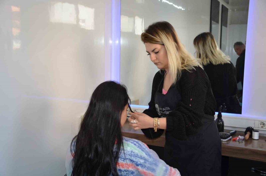 Depremzedelere Mobil Kuaförle Hizmet Verilmeye Devam Ediliyor