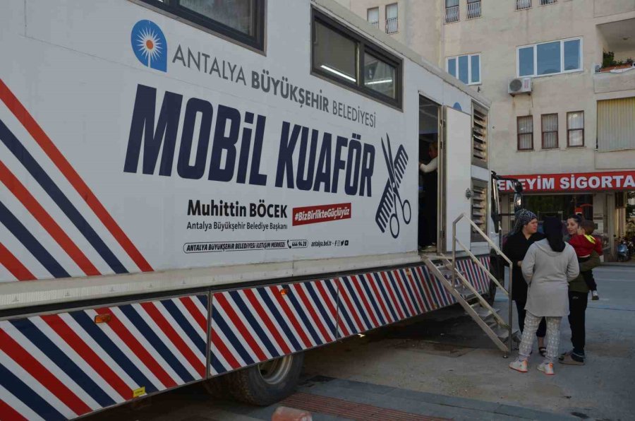 Depremzedelere Mobil Kuaförle Hizmet Verilmeye Devam Ediliyor