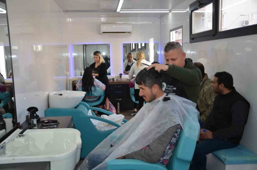 Depremzedelere Mobil Kuaförle Hizmet Verilmeye Devam Ediliyor