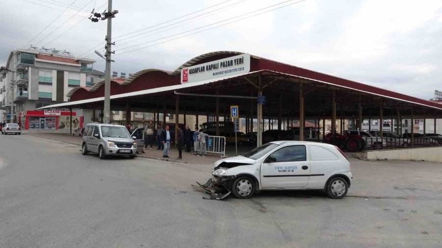 Hafif Ticari Araç İle Otomobil Çarpıştı: 1 Yaralı