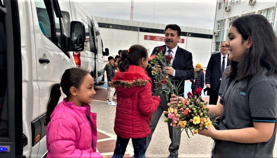 Depremzede Sınıf Arkadaşlarını Karanfillerle Karşıladılar