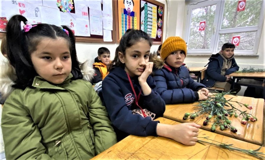 Depremzede Sınıf Arkadaşlarını Karanfillerle Karşıladılar