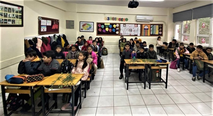 Depremzede Sınıf Arkadaşlarını Karanfillerle Karşıladılar