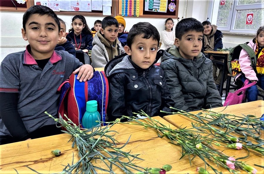 Depremzede Sınıf Arkadaşlarını Karanfillerle Karşıladılar