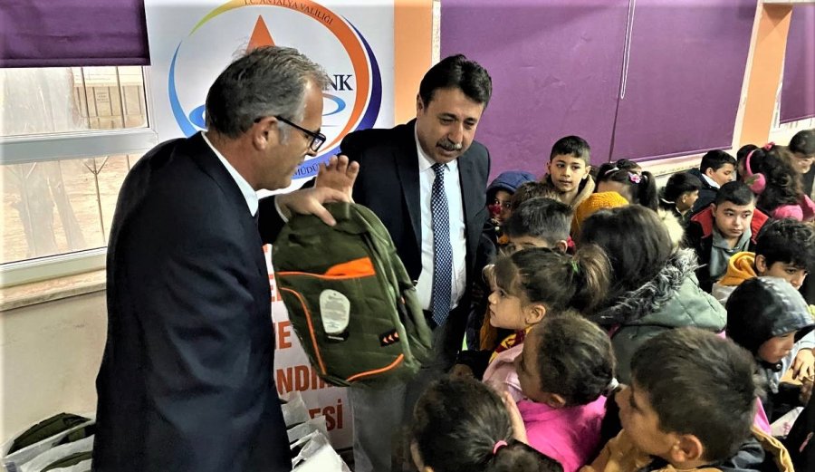 Depremzede Sınıf Arkadaşlarını Karanfillerle Karşıladılar