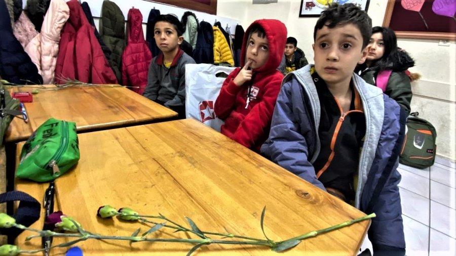 Depremzede Sınıf Arkadaşlarını Karanfillerle Karşıladılar