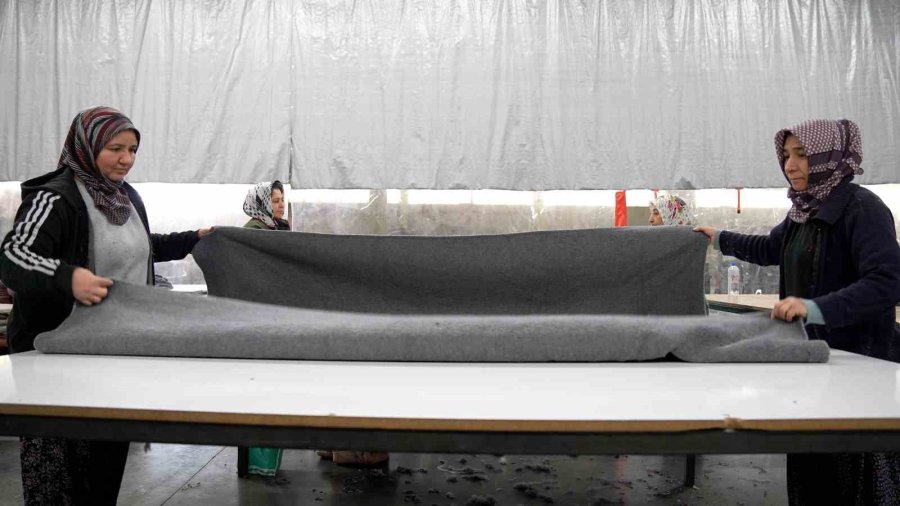 Uşaklı Sanayicilerden Afet Bölgesine Bir Buçuk Milyon Battaniye