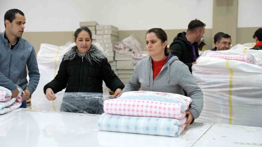 Uşaklı Sanayicilerden Afet Bölgesine Bir Buçuk Milyon Battaniye