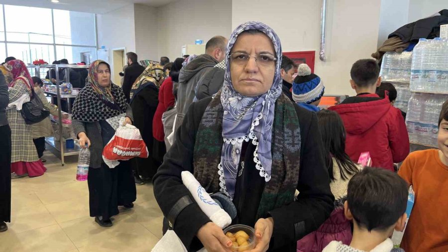 Açılan Sosyal Markette Depremzedelere Her Şey Ücretsiz Dağıtılıyor