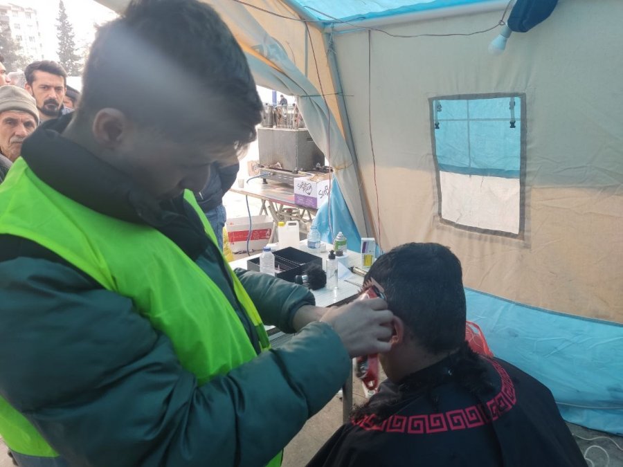 Depremde Yakınlarını Kaybeden Gönüllü Berberler, Kahramanmaraş’ta Afetzedeleri Tıraş Ediyor
