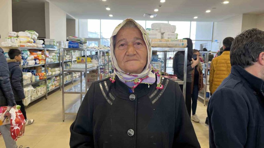 Açılan Sosyal Markette Depremzedelere Her Şey Ücretsiz Dağıtılıyor