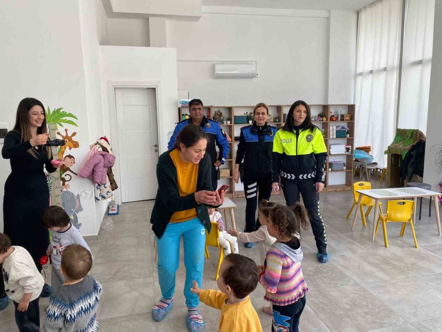 Gazipaşa Polisi Depremzede Çocuklara Moral Oldu