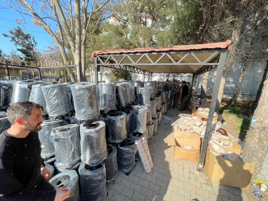 Beyoğlu Belediyesi Depremzedelere Bin Soba Ve İki Tır Yakacak Odun Dağıttı