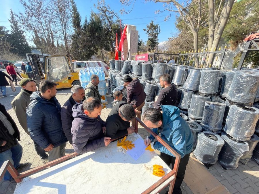 Beyoğlu Belediyesi Depremzedelere Bin Soba Ve İki Tır Yakacak Odun Dağıttı