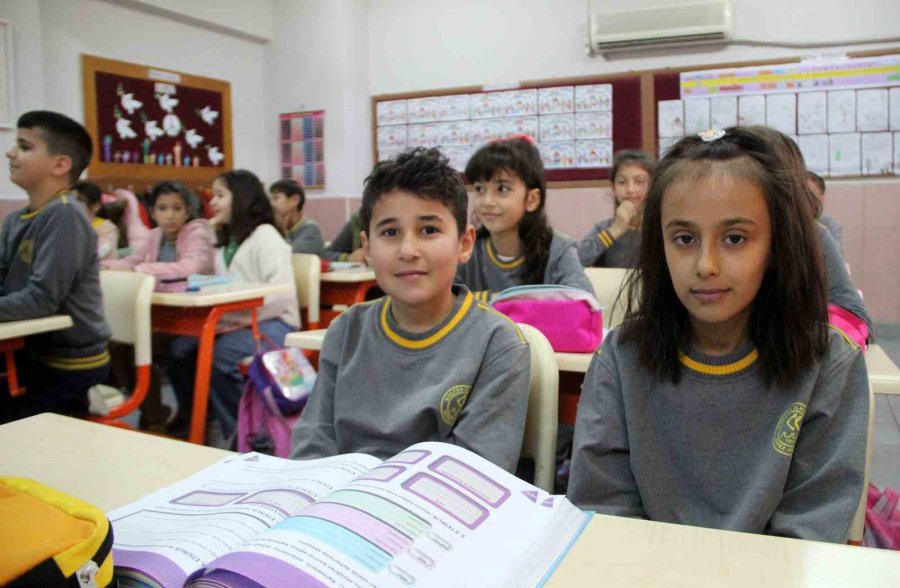 Antalya’da 5 Bin 400 Depremzede Çocuk Okula Başladı