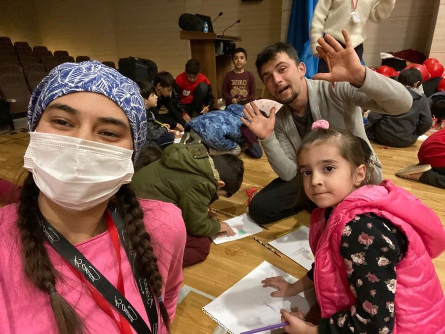 Antalyalı Gönüllüler Depremzede Çocukların Yüzünü Güldürdü