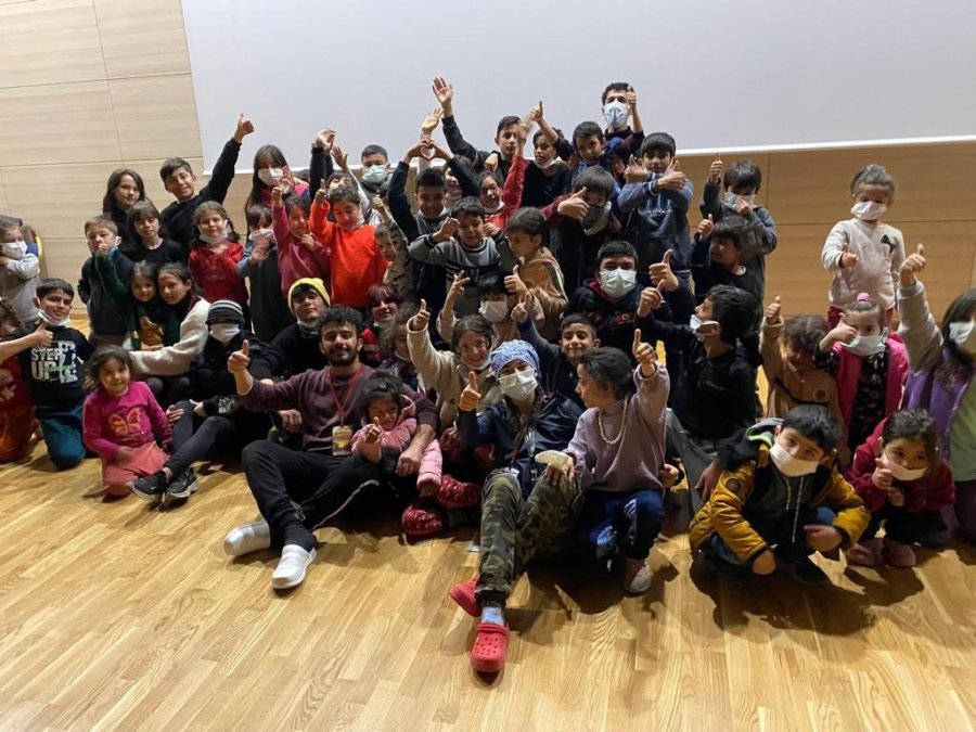 Antalyalı Gönüllüler Depremzede Çocukların Yüzünü Güldürdü